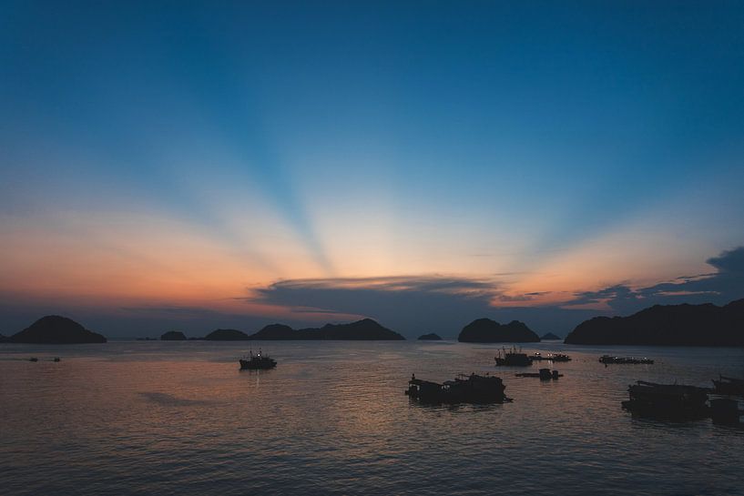 Sonnenstrahlen auf der Insel Cat Ba, Vietnam von Susanne Ottenheym