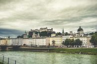 Blick auf Salzburg mit Burg im Hintergrund von Rob van der Pijll Miniaturansicht