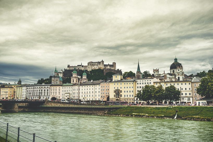 Blick auf Salzburg mit Burg im Hintergrund von Rob van der Pijll