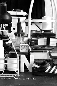 Stilleben mit Retro-/ Vintage-Material in Schwarzweiß.
