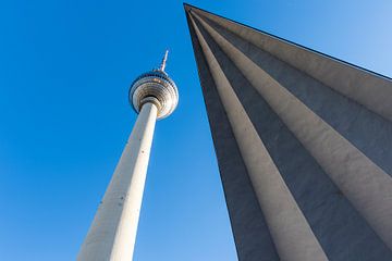 Fernsehturm am Alexanderplatz im Zentrum von Berlin, Deutschland, Europa von WorldWidePhotoWeb