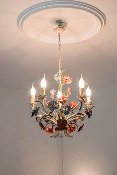 Een bloemig lampje in een ouderwetse interieur van Slavenka Arandjelovic