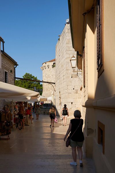 Historisch steegje in de oude stad van Krk in Kroatië van Heiko Kueverling