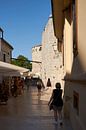 Historisch steegje in de oude stad van Krk in Kroatië van Heiko Kueverling thumbnail