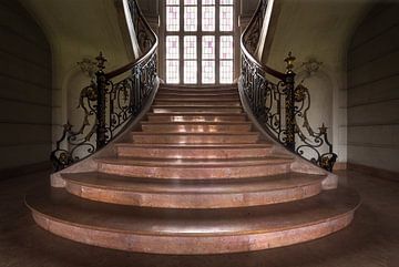 Verlassene Treppe in einem Schloss. von Roman Robroek
