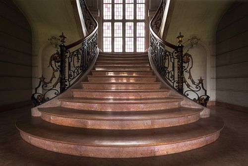 Escalier abandonné dans un château.