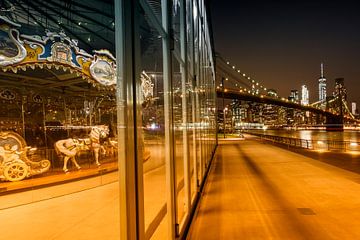 BROOKLYN Jane ' s Carrousel Skyline van Manhattan bij nacht  van Melanie Viola