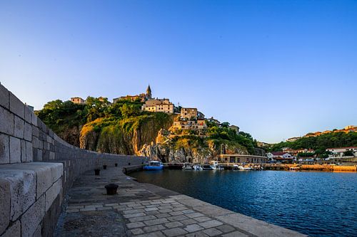 Vrbnik op Krk een bergdorp in Kroatië met haven in de zonsopgang