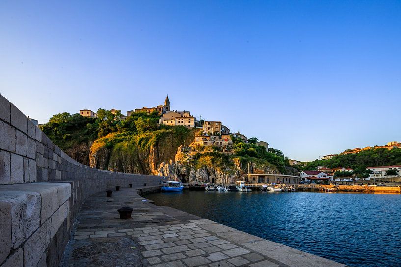 Vrbnik op Krk een bergdorp in Kroatië met haven in de zonsopgang van Fotos by Jan Wehnert