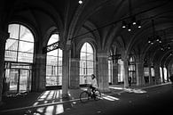 Tunnel pour bicyclettes Rijksmuseum noir et blanc par PIX STREET PHOTOGRAPHY Aperçu
