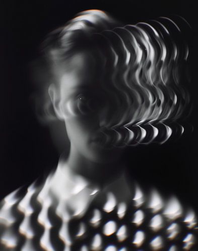 Réflexion et distorsion : portrait en mouvement