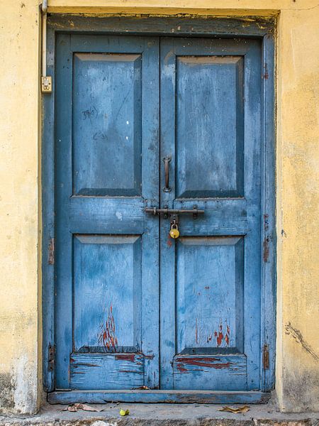Blauwe deur 3 van Ron van Ewijk