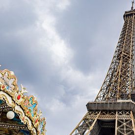 Der Eiffelturm und das Karussell aus einer anderen Perspektive in Paris an einem regnerischen Tag von Laura de Kwant