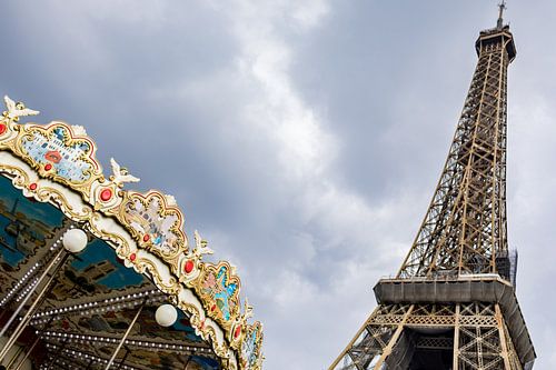 Der Eiffelturm und das Karussell aus einer anderen Perspektive in Paris an einem regnerischen Tag