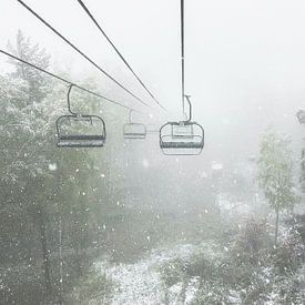 Misty skilift van Dagmar Pels