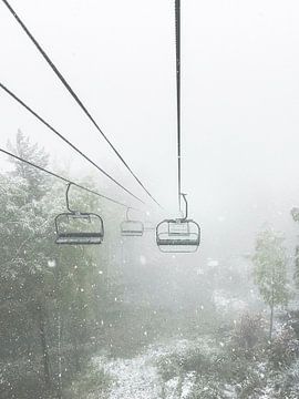 Misty skilift van Dagmar Pels