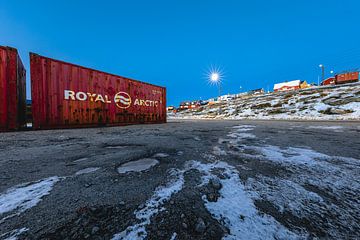 Container im Hafen von Aasiaat - Diskobucht, Grönland von Martijn Smeets