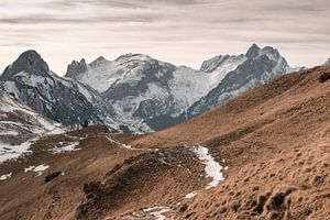 Sentier de randonnée enneigé devant les montagnes de l'Alpstein