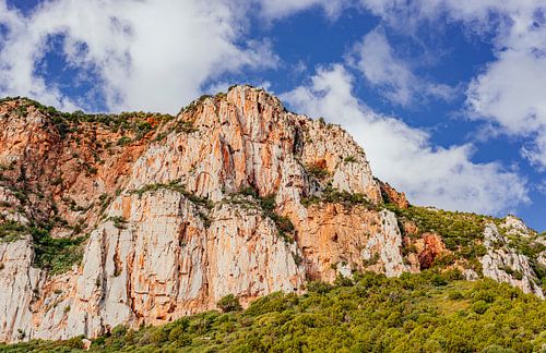 De kalkstenen kliffen van Masua, Sardinië