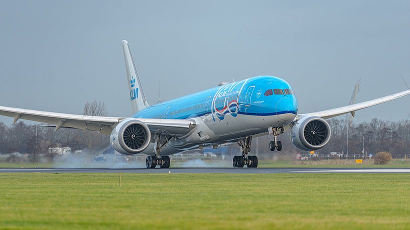 Landing KLM Boeing 787-10 Dreamliner. by Jaap van den Berg