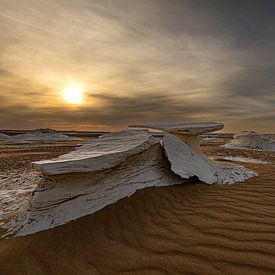 white Desert National Park Egypt monoliet bij zonsondergang van Gerwald Harmsen