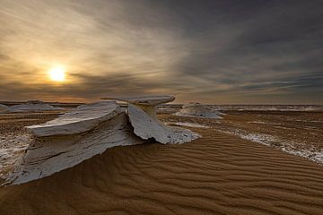 white Desert National Park Egypt monoliet bij zonsondergang
