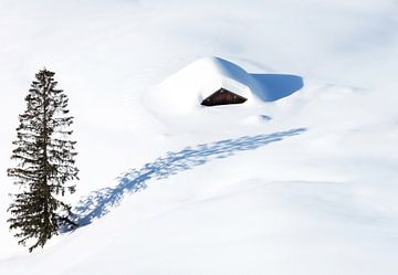 Eenzame hut in de sneeuw