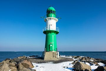 Die Mole in Warnemünde im Winter von Rico Ködder