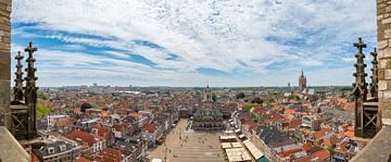 Delft von oben mit dem Rathaus auf dem Markt im Sommer von Sjoerd van der Wal Fotografie