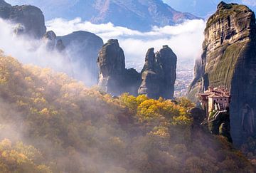 Nevelige rotsen in het Meteora gebied, Kalabaka, Griekenland