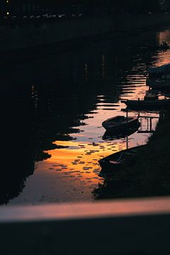 Sonnenuntergang, der sich im Wasser spiegelt von Roel Timmermans