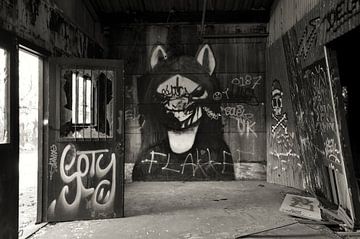 Gotische Graffiti urbex Scheune schwarz und weiß von Martin Van der Pluym