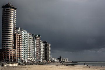 Boulevard van Vlissingen onder een donkere lucht (kleur)