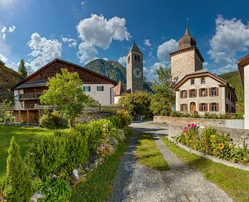 Surpunt straat, naast de kerk staat de Tuor Planta toren, Susch, Graubünden, Zwitserland