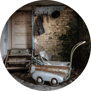 Kinderwagen in verlaten huis