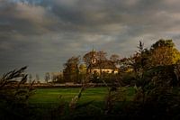 Kerkje van Sitswerd in de avondzon