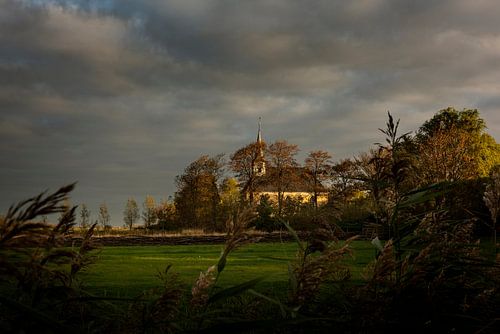 Kerkje van Sitswerd in de avondzon