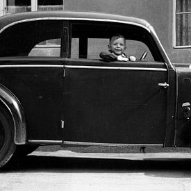 Kleine Chauffeur jaren ‘30 van Timeview Vintage Images