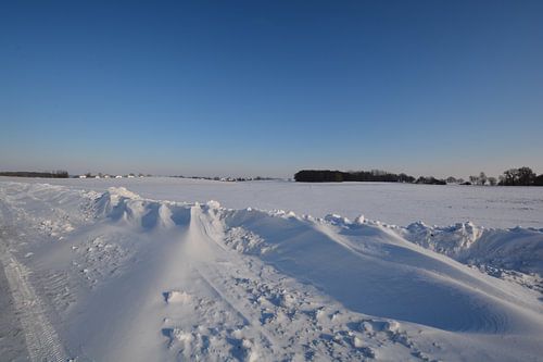 Percées de neige près de Neukamp, Putbus, île de Rügen