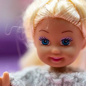 Une joyeuse poupée blonde en plastique sur Margreet van Tricht