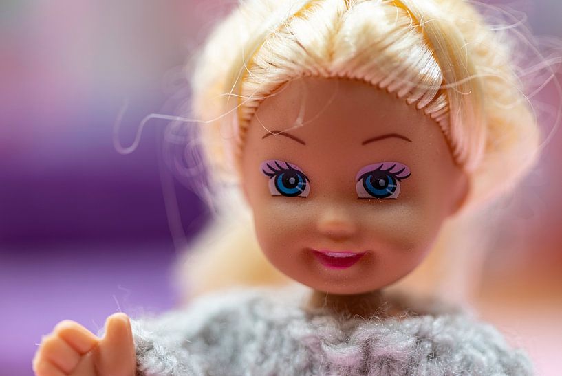 Vrolijk blond plastic popje van Margreet van Tricht