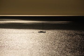 Das Segelboot bei Sonnenuntergang auf Phuket