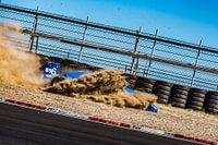 Formel Renault Auto taucht in den Kies