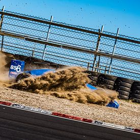 Formula Renault car dives into the gravel by autofotografie nederland