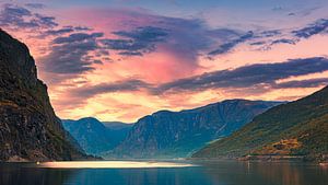 Zonsopkomst in het Aurlandsfjord van Henk Meijer Photography