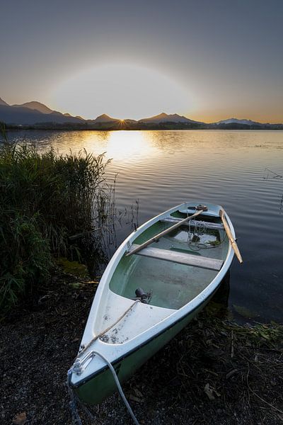 Roeiboot bij zonsondergang op de Hopfensee van Walter G. Allgöwer