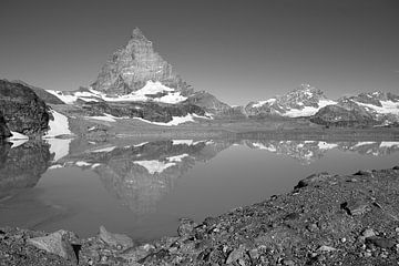 Reflet du Cervin dans un lac gelé sur Menno Boermans