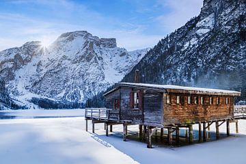 Le lac Prags Wildsee par une journée d'hiver idyllique