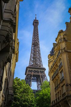 Eifeltoren Parijs vanuit steeg kleur