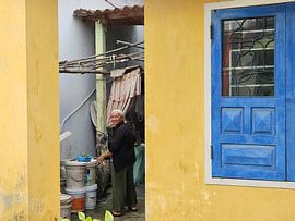 Frau in Küche vietnam von Michel van Vliet